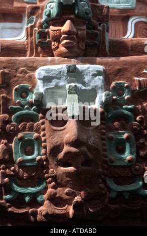 Escultura de un rostro maya Estuco Época reciente clásico 600 900