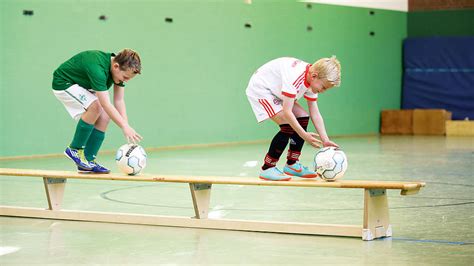 Mit Der Langbank Das Gleichgewicht Schulen Dfb Deutscher Fu Ball