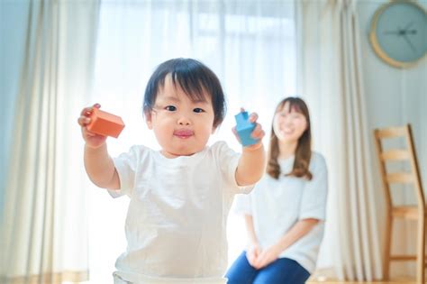 Madre e hijo jugando con bloques de construcción Foto Premium