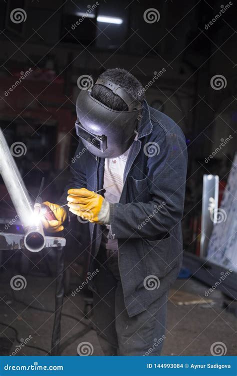 Trabajador Del Trabajador Industrial En La Estructura De Acero De