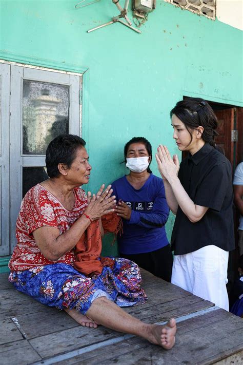 韩国第一夫人抵达巴厘岛好美啊！穿白衬衫好清纯，这么嫩哪像50岁 金建 造型 峰会