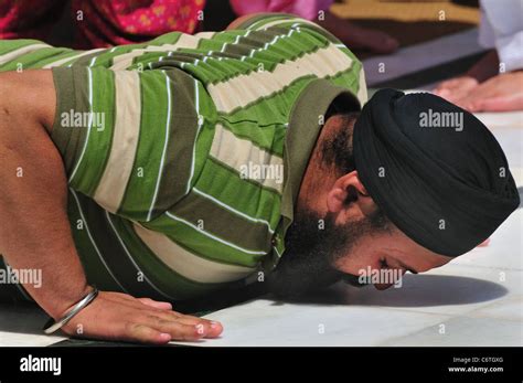 Sikh Man Praying For The God In Golden Temple Stock Photo Alamy