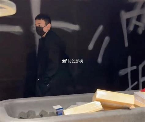 34岁王思聪喜当爹！网红女友小腹隆起疑怀孕，两人牵手逛街感情好 财经头条