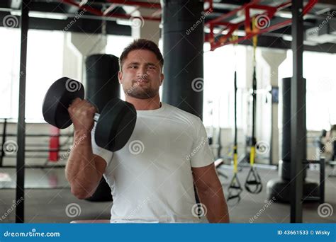 Retrato Do Homem Forte Que Exercita Pesos Imagem De Stock Imagem