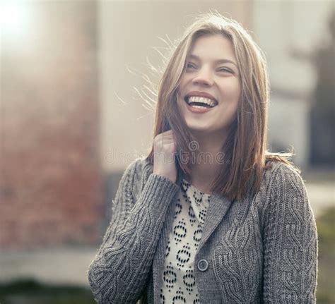 Mujer Joven Hermosa Que Sonr E Al Aire Libre Imagen De Archivo