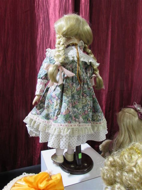 Lot Detail - COLLECTABLE DOLLS