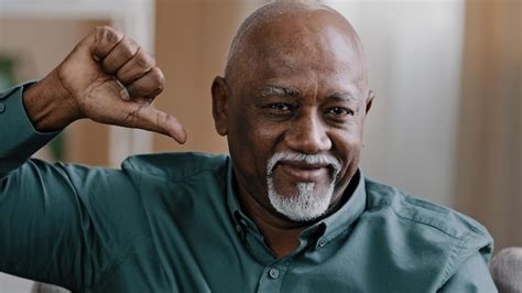 Retrato De Un Anciano Afroamericano Confiado En El Interior Mirando A