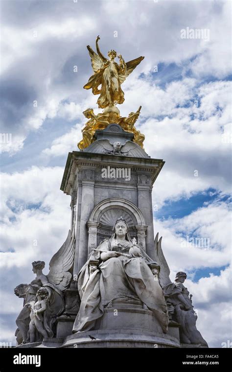 Queen Victoria Memorial Statue, opposite Buckingham Palace, London ...