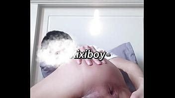 Un gay mince se baise dans le cul avec une bite et jouit garçon universitaire garçon gay