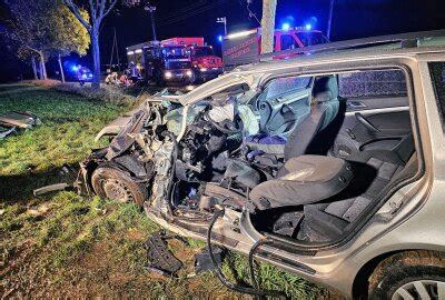 Schwerverletzter Nach Verkehrsunfall Pkw Prallt Gegen Baum