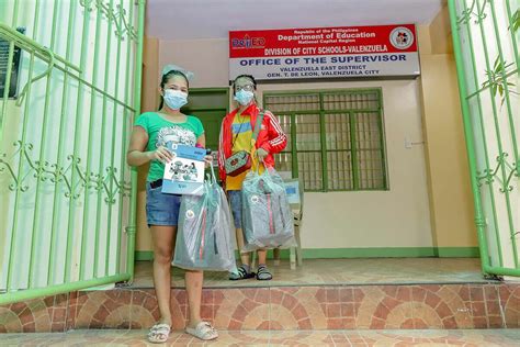 Valenzuela City Ushers In New School Year With School Kits For Public