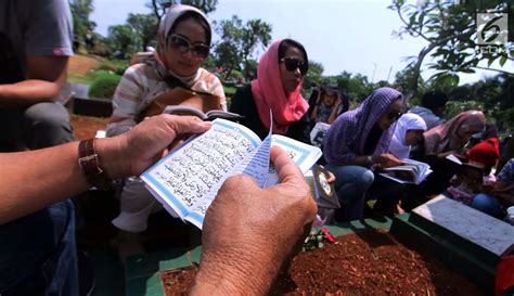 Foto Ziarah Kubur Tradisi Umat Muslim Jelang Ramadan Foto Liputan