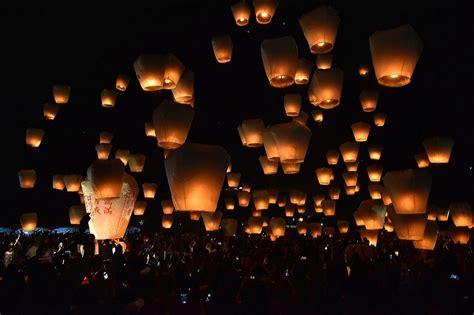 平溪天燈節祝福升空 朱立倫寫下「旺來福來」 旅遊 Newtalk新聞