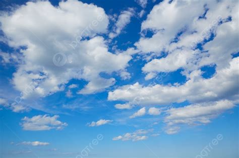 Background Langit Musim Panas Biru Di Laut Mediterania Dengan Awan