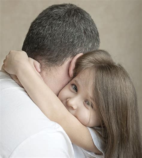 Il Ritratto Della Bambina Sveglia Ha Tenuto In Armi Del S Del Padre