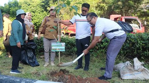 Kepala Dlh Makassar Pimpin Aksi Tanam Bibit Pohon Dalam Peringatan