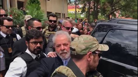 Lula chora no velório e promete ao neto Artur que vai provar sua