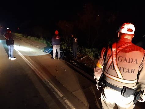 Homem morre ao ser atropelado por carro e arremessado por vários metros