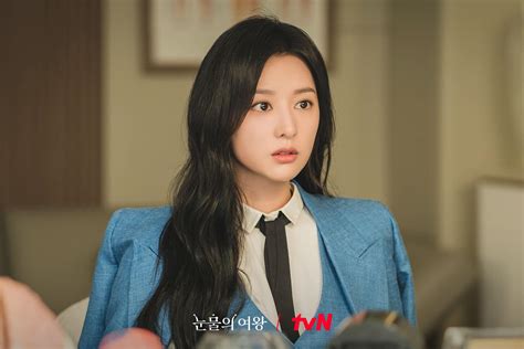 Trang phục của Kim Ji Won được khen nức nở trong tập đầu của Queen Of Tears