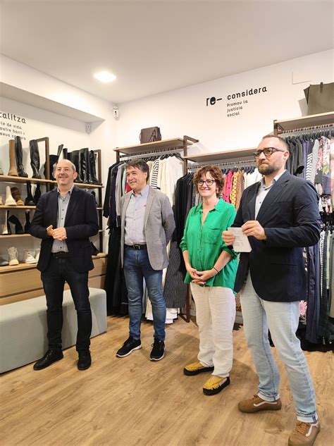 La Fundaci Formaci I Treball Obre La Primera Botiga Moda Re A El