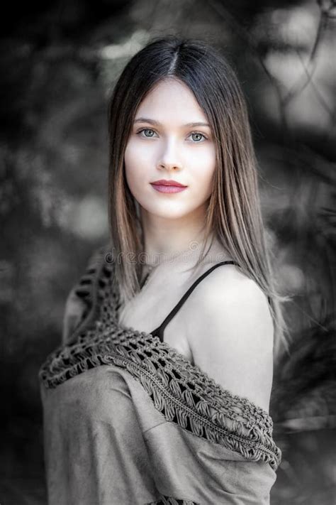 Portrait De Jeune Femme Blonde Avec Les Yeux Verts Renversants Regardant Photo Stock Image Du