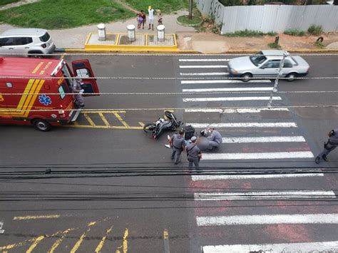 Motociclista fica ferido após bater na traseira de carro em avenida de