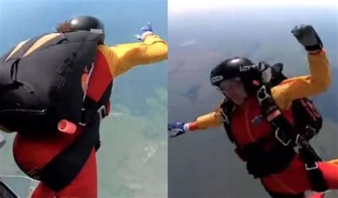 ¡Dramático rescate en el aire! Instructor de paracaidismo en Rusia salva a mujer de caer y morir