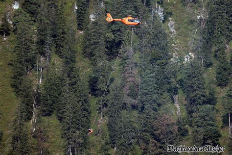 Bergwacht Fliegt Schwer Verletzten Wasnderer Vom Untersberg Aus Fotos