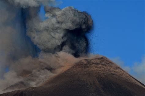 Italia Fotos Espectacular Erupción Del Volcán Etna Provoca Cierre Del Tránsito Aéreo Rpp