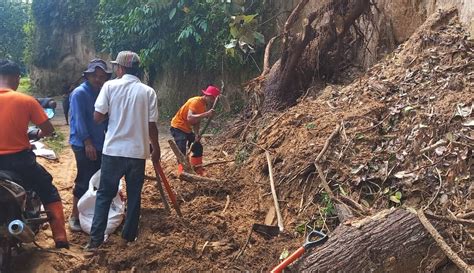 Longsor Di Simarasok Tim BPBD Agam Bersihkan Ruas Jalan Terisolasi