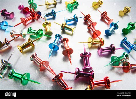 Coloured drawing pins hi-res stock photography and images - Alamy 