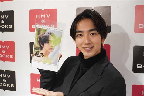 駒木根葵汰：“五色田介人”がカレンダー発売「ジェンダーレスなワンピースにもチャレンジ」 Mantanweb（まんたんウェブ）