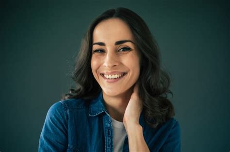 Close Up Retrato De Una Sonriente Joven Y Atractiva Mujer Morena Sobre