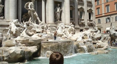 Roma Ancora Un Tuffo Nella Fontana Di Trevi Multa E Daspo Per Un