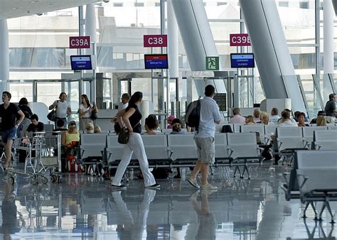 Flughafen in Palma Lange Schlangen am Gepäckband