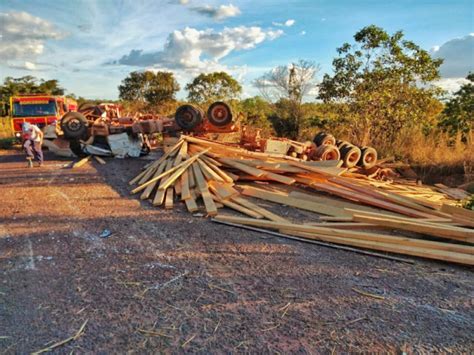 Carreta Tomba Ao Tentar Desviar De Buraco Perto De Colinas Motorista