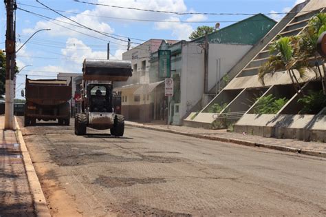 Ruas do Entorno da Praça Central Recebem Novo Asfalto