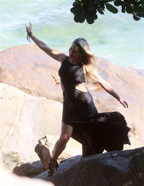 EGO Danielle Winits faz ensaio fotográfico em praia do Rio notícias