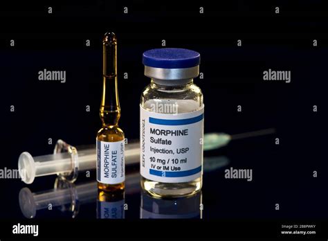 Vial Y Ampolla De Sulfato De Morfina Y Jeringa Sobre Superficie