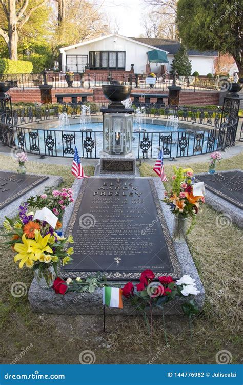 Elvis Presley Grave at Graceland in Memphis, Tennessee Editorial ...