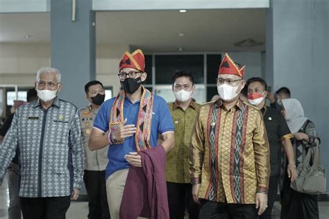 Sandiaga Uno Tiba Di Kendari Sulkarnain Kenalkan Olu Penutup Kepala