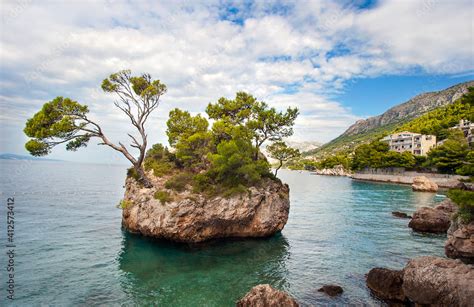 Der Brela Stein Am Strand Punta Rata Kroatien Stock Photo Adobe Stock