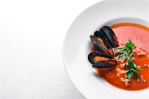 Soupe Crémeuse Aux Tomates Et Fruits De Mer Aux Moules Sur Un Fond En