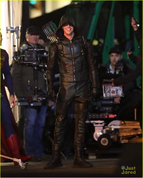 Full Sized Photo of stephen amell flash filming elseworlds xovers 01 ...