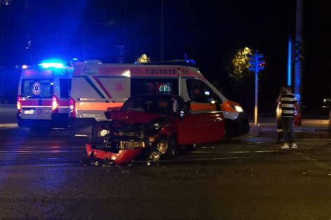 Milano Violento Frontale Tra Due Auto Cinque Ragazzi Miracolosamente