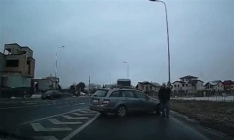 Video Accident Ntre Un Autobuz I Un Autoturism Pe Strada L Nii Din