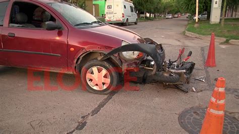 Chocaron un auto y una moto en una esquina de Paraná un joven fue