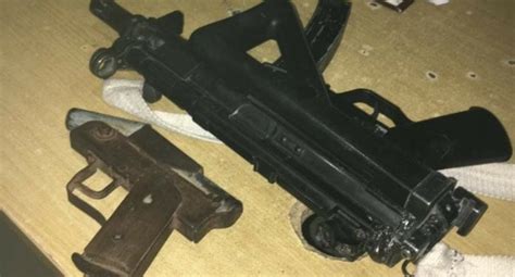 Autoridades Apresan Tres Hombres Con Fusil M Juguete Y Una Arma De