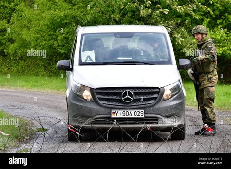 Ein Soldat weist ein Fahrzeug während der Checkpoint Ausbildung auf den