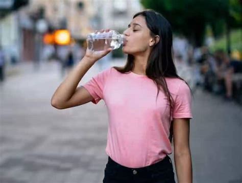 Reasons You Should Never Drink Water While Standing ਜੇਕਰ ਤੁਸੀਂ ਵੀ ਖੜ੍ਹੇ ਹੋ ਕੇ ਪੀਂਦੇ ਹੋ ਪਾਣੀ